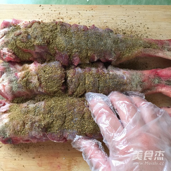 蒸烤小羊腿的做法