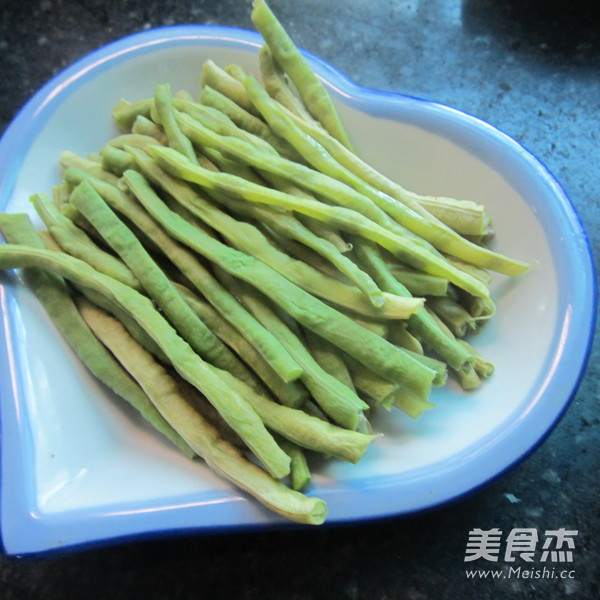 肉蒸<a href=/shicai/shucai/DouJiao/index.html target=_blank><u>豆角</u></a>的做法