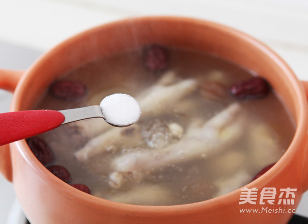 红<a href=/shicai/guopin/Zao/index.html target=_blank><u>枣</u></a><a href=/shicai/guopin/GuiYuan/index.html target=_blank><u>桂圆</u></a><a href=/shicai/guopin/HuaSheng/index.html target=_blank><u>花生</u></a>煲<a href=/shicai/rouqin/JiZha/index.html target=_blank><u>鸡爪</u></a>的做法