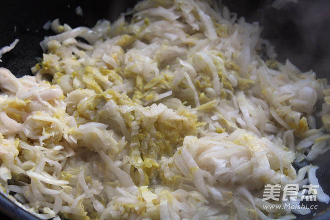 酸菜<a href=/shicai/rouqin/PaiGu/index.html target=_blank><u>排骨</u></a>的做法