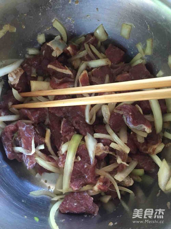 <a href=/shicai/rouqin/NiuPai/index.html target=_blank><u>牛排</u></a>包饭的做法