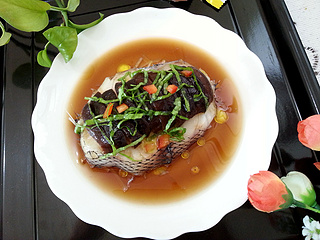 <a href=/shicai/shucai/XiangGu/index.html target=_blank><u>香菇</u></a>蒸<a href=/shicai/shuichanpin/XueYu/index.html target=_blank><u>鳕鱼</u></a>