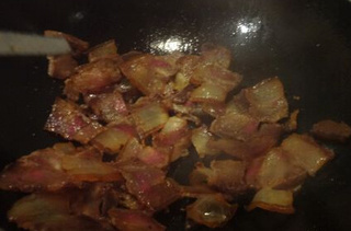 <a href=/shicai/shucai/ChaShuGu/index.html target=_blank><u>茶树菇</u></a>炒<a href=/shicai/rouqin/LaRou/index.html target=_blank><u>腊肉</u></a>