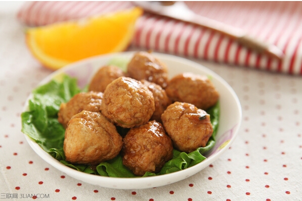 红烧<a href=/shicai/mimian/DouFu/index.html target=_blank><u>豆腐</u></a>丸子做法         