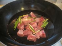 <a href=/shicai/shucai/TuDou/index.html target=_blank><u>土豆</u></a>炖<a href=/shicai/rouqin/NiuRou/index.html target=_blank><u>牛肉</u></a>的做法步骤2