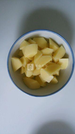 <a href=/shicai/shucai/TuDou/index.html target=_blank><u>土豆</u></a>炖<a href=/shicai/shucai/DouJiao/index.html target=_blank><u>豆角</u></a>