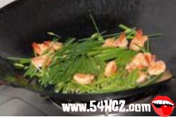 <a href=/shicai/shucai/JiuCai/index.html target=_blank><u>韭菜</u></a>花炒虾仁的做法5