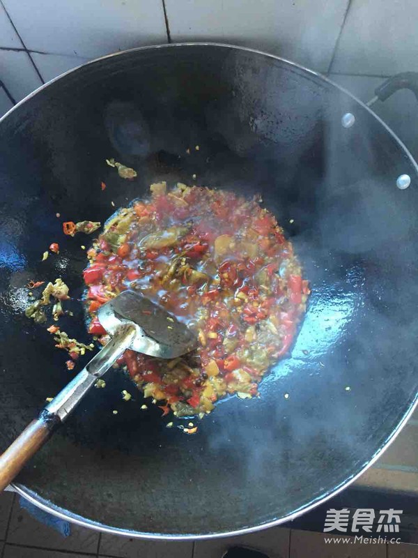 酸辣双椒<a href=/shicai/shuichanpin/NianYu/index.html target=_blank><u>鲶鱼</u></a>的做法