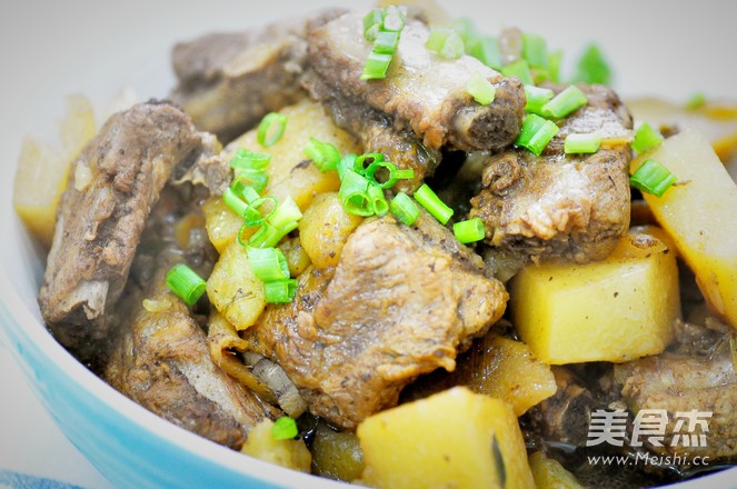 电饭煲<a href=/shicai/shucai/TuDou/index.html target=_blank><u>土豆</u></a>焖<a href=/shicai/rouqin/PaiGu/index.html target=_blank><u>排骨</u></a>的做法