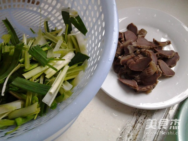 蒜叶炒<a href=/shicai/rouqin/JiZhen/index.html target=_blank><u>鸡胗</u></a>的做法