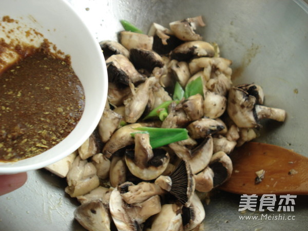 <a href=/shicai/shucai/KouMo/index.html target=_blank><u>口蘑</u></a>咖喱鸡的做法