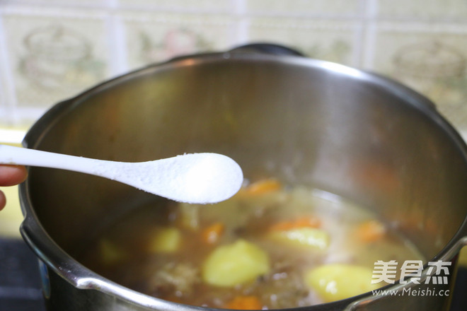 <a href=/shicai/shucai/HuLuoBo/index.html target=_blank><u>胡<a href=/shicai/shucai/LuoBo/index.html target=_blank><u>萝卜</u></a></u></a><a href=/shicai/shucai/TuDou/index.html target=_blank><u>土豆</u></a>炖<a href=/shicai/rouqin/NiuRou/index.html target=_blank><u>牛肉</u></a>的做法