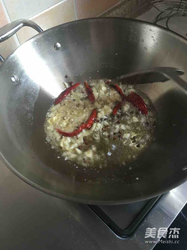 闷<a href=/shicai/rouqin/YangPai/index.html target=_blank><u>羊排</u></a>的做法