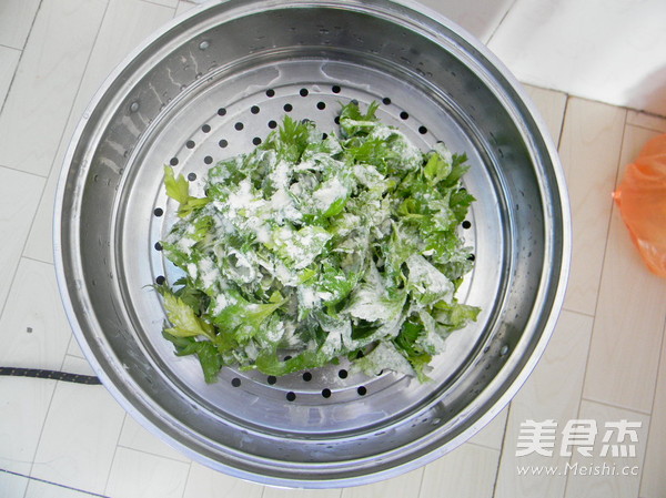 蒜香蒸<a href=/shicai/shucai/QinCai/index.html target=_blank><u>芹菜</u></a>叶的做法