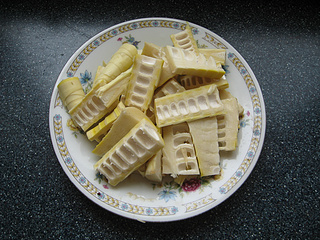 <a href=/shicai/rouqin/YaTui/index.html target=_blank><u>鸭腿</u></a>炖<a href=/shicai/shucai/ChunSun/index.html target=_blank><u>春笋</u></a>