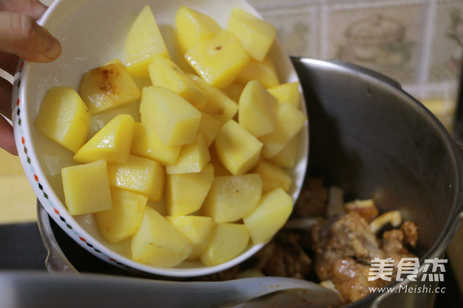 <a href=/shicai/shucai/TuDou/index.html target=_blank><u>土豆</u></a>焖<a href=/shicai/rouqin/PaiGu/index.html target=_blank><u>排骨</u></a>的做法