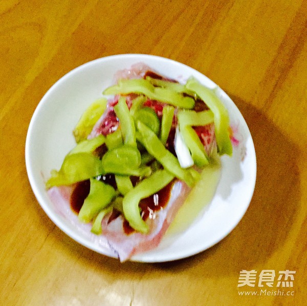 <a href=/shicai/shucai/ZhaCai/index.html target=_blank><u>榨菜</u></a>蒸鱼的做法