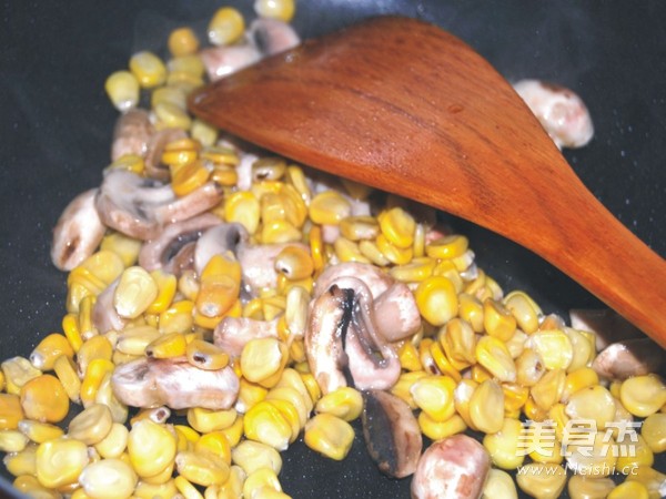 粟米磨菇烩<a href=/shicai/mimian/DouFu/index.html target=_blank><u>豆腐</u></a>的做法