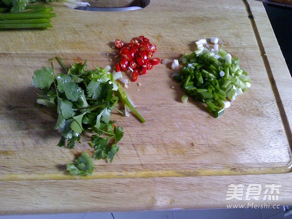 <a href=/shicai/diaoweipin/CongYou/index.html target=_blank><u>葱油</u></a><a href=/shicai/rouqin/JiTui/index.html target=_blank><u>鸡腿</u></a>的做法