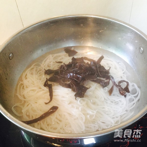 <a href=/shicai/shucai/MuEr/index.html target=_blank><u>木耳</u></a>汤粉的做法