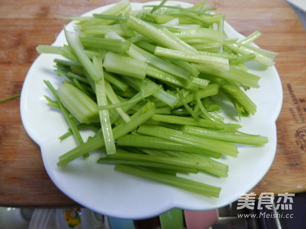 <a href=/shicai/shucai/QinCai/index.html target=_blank><u>芹菜</u></a>炒<a href=/shicai/rouqin/NiuRou/index.html target=_blank><u>牛肉</u></a>丝的做法