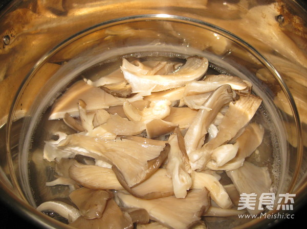 <a href=/shicai/shucai/PingGu/index.html target=_blank><u>平菇</u></a>炖<a href=/shicai/mimian/FenTiao/index.html target=_blank><u>粉条</u></a>的做法