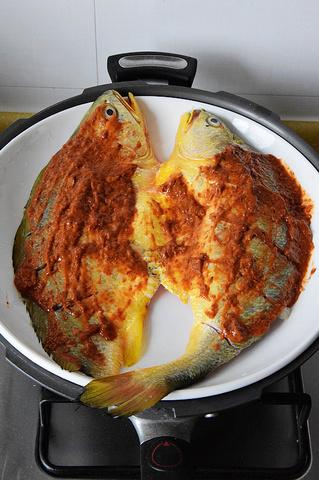 大对虾酱蒸大<a href=/shicai/shuichanpin/uangYu/index.html target=_blank><u>黄鱼</u></a>