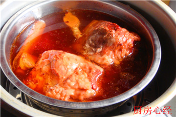 罐焖<a href=/shicai/rouqin/NiuRou/index.html target=_blank><u>牛肉</u></a>步骤5