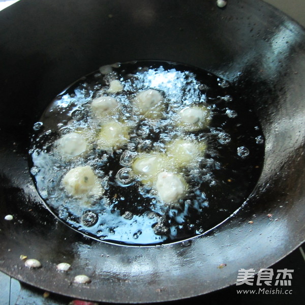 油炸鱼肉<a href=/shicai/shucai/WoSun/index.html target=_blank><u>莴笋</u></a>丸子的做法