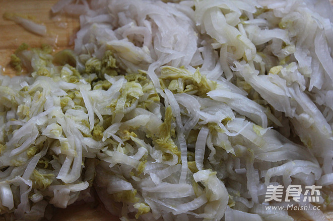 酸菜<a href=/shicai/rouqin/PaiGu/index.html target=_blank><u>排骨</u></a>的做法