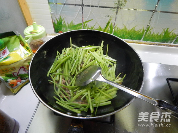 <a href=/shicai/shucai/QinCai/index.html target=_blank><u>芹菜</u></a>炒<a href=/shicai/rouqin/NiuRou/index.html target=_blank><u>牛肉</u></a>丝的做法