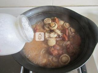 <a href=/shicai/shucai/KouMo/index.html target=_blank><u>口蘑</u></a>烧<a href=/shicai/rouqin/PaiGu/index.html target=_blank><u>排骨</u></a>