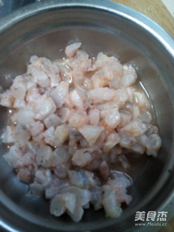 <a href=/shicai/shucai/JiuCai/index.html target=_blank><u>韭菜</u></a><a href=/shicai/shucai/MuEr/index.html target=_blank><u>木耳</u></a>虾仁馅饼的做法