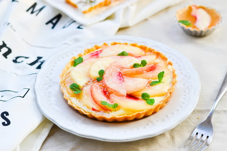 白<a href=/shicai/guopin/Tao/index.html target=_blank><u>桃</u></a>薄荷塔的做法