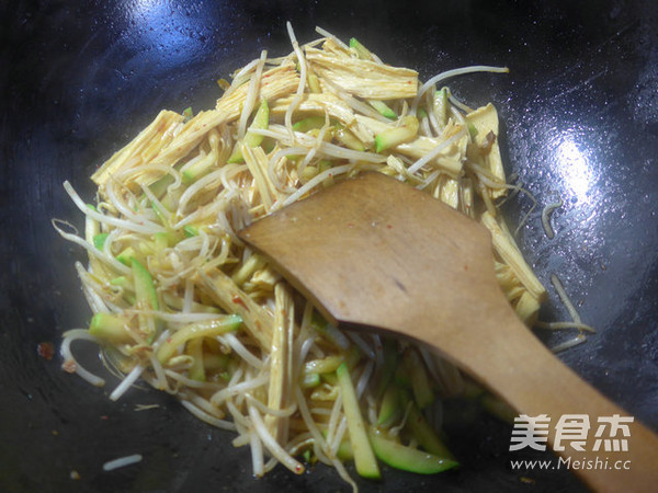 <a href=/shicai/mimian/FuZhu/index.html target=_blank><u>腐竹</u></a><a href=/shicai/mimian/LvDou/index.html target=_blank><u>绿豆</u></a>芽炒<a href=/shicai/shucai/XiHuLu/index.html target=_blank><u>西葫芦</u></a>的做法