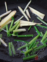 家常<a href=/shicai/shucai/SuanTai/index.html target=_blank><u>蒜薹</u></a>烧<a href=/shicai/shuichanpin/BoYu/index.html target=_blank><u>鲅鱼</u></a>步骤6