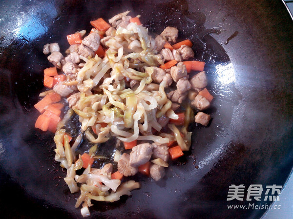 <a href=/shicai/shucai/ZhaCai/index.html target=_blank><u>榨菜</u></a>炒肉的做法