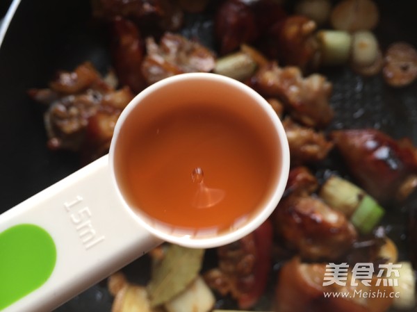 <a href=/shicai/mimian/YuMi/index.html target=_blank><u>玉米</u></a>焖猪手的做法