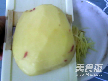 葱香<a href=/shicai/shucai/TuDou/index.html target=_blank><u>土豆</u></a>丝饼的做法