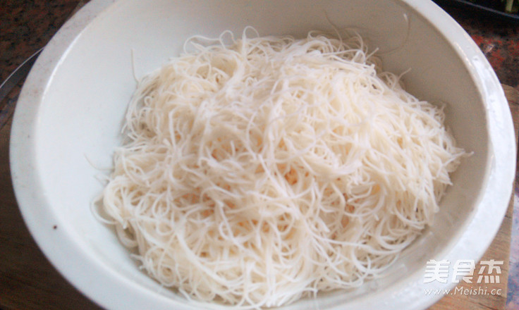 <a href=/shicai/shucai/XiangGu/index.html target=_blank><u>香菇</u></a>瘦肉蒸<a href=/shicai/mimian/MiFen/index.html target=_blank><u>米粉</u></a>的做法
