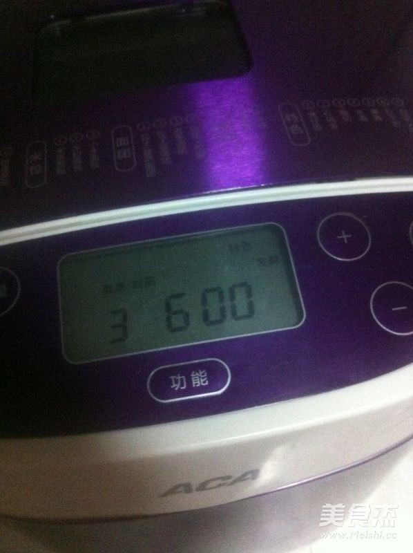 自制<a href=/shicai/guopin/HuoLongGuo/index.html target=_blank><u>火龙果</u></a><a href=/shicai/mimian/SuanNai/index.html target=_blank><u>酸奶</u></a>的做法