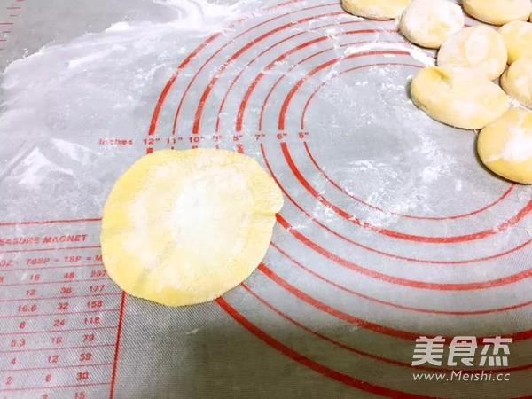 圆<a href=/shicai/shucai/BaiCai/index.html target=_blank><u>白菜</u></a><a href=/shicai/rouqin/ZhuRou/index.html target=_blank><u>猪肉</u></a>水饺的做法