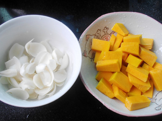 干鲜<a href=/shicai/shucai/BaiHe/index.html target=_blank><u>百合</u></a><a href=/shicai/shucai/NanGua/index.html target=_blank><u>南瓜</u></a>汤