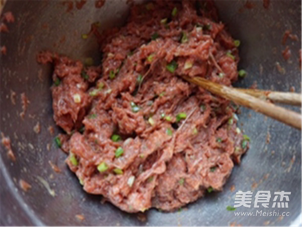 <a href=/shicai/rouqin/NiuRou/index.html target=_blank><u>牛肉</u></a><a href=/shicai/shucai/QinCai/index.html target=_blank><u>芹菜</u></a>馅锅贴的做法