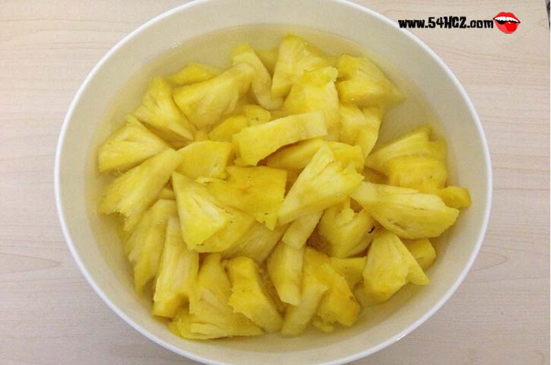 <a href=/shicai/guopin/BoLuo/index.html target=_blank><u>菠萝</u></a>为什么要用盐水泡2