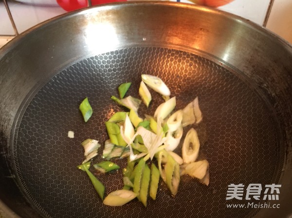 鲍汁<a href=/shicai/shuichanpin/HaiSen/index.html target=_blank><u>海参</u></a>捞饭的做法