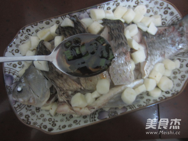 怀<a href=/shicai/shucai/ShanYao/index.html target=_blank><u>山药</u></a>蒸<a href=/shicai/shuichanpin/JiYu/index.html target=_blank><u>鲫鱼</u></a>的做法