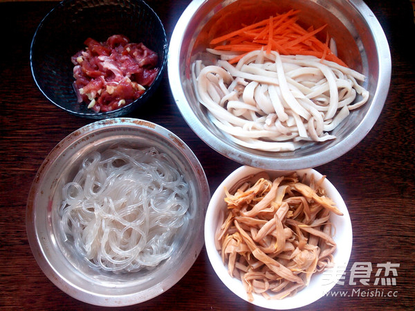 鲍菇炖<a href=/shicai/mimian/FenTiao/index.html target=_blank><u>粉条</u></a>的做法