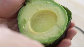 <a href=/shicai/guopin/NuiYouGuo/index.html target=_blank><u><a href=/shicai/guopin/NiuYouGuo/index.html target=_blank><u>牛油果</u></a></u></a>鲜虾三明治