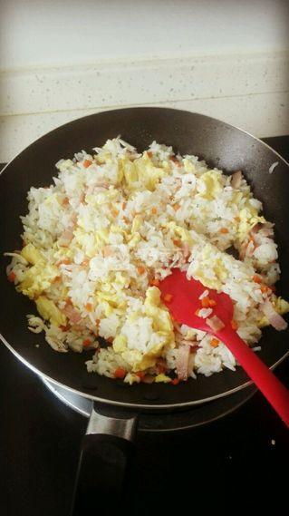 <a href=/shicai/rouqin/PeiGen/index.html target=_blank><u>培根</u></a>蛋炒饭的做法步骤：4